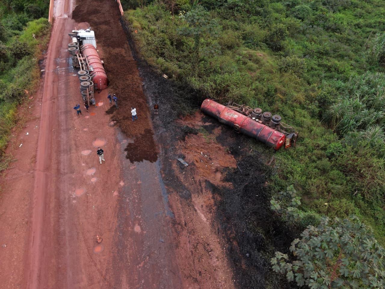 Caminhão tomba na Transamazônica e óleo queimado polui Rio Cupari em Rurópolis