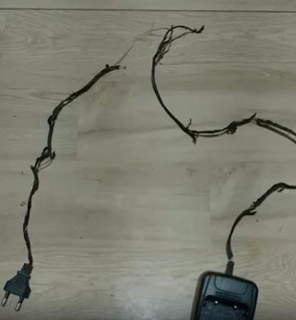 Criança sofre grave descarga elétrica ao brincar com carregador em Parauapebas
