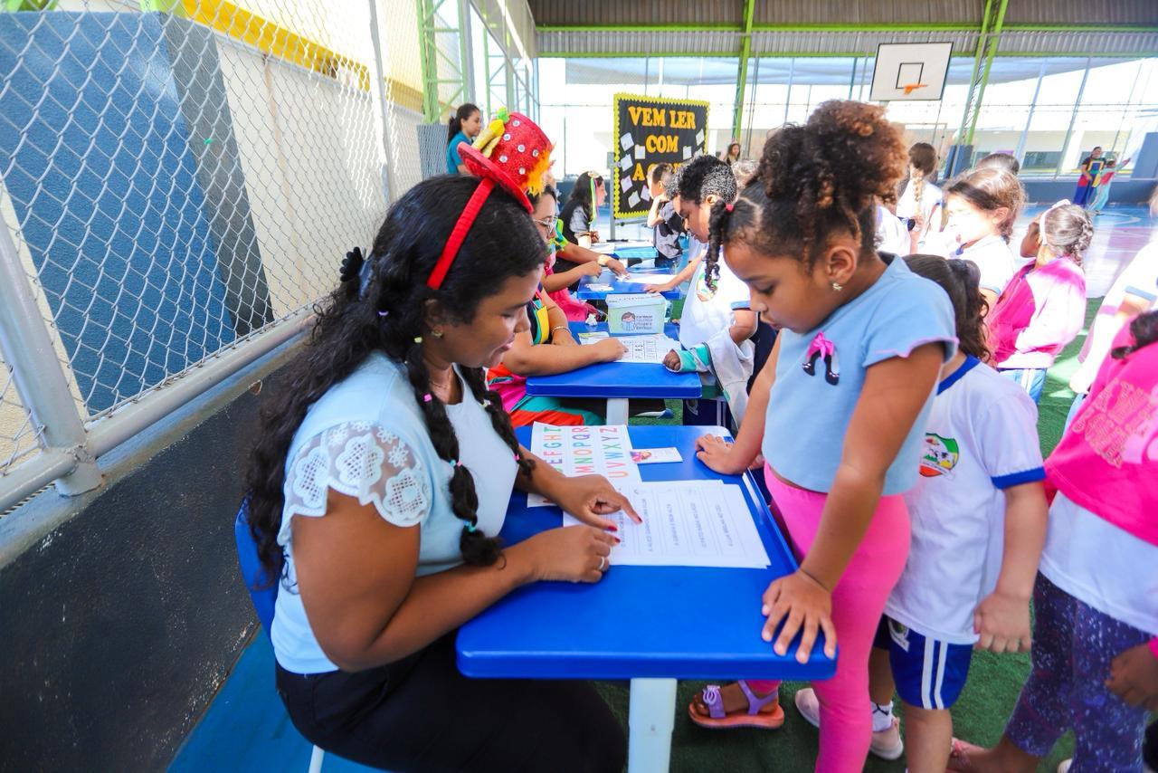 Crianças mergulham no mundo da leitura por meio do projeto ‘Vem Ler com a Gente’