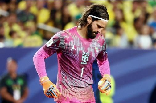 Fifa muda uniforme de goleiros do Brasil após pedido da CBF e troca cor vermelha por verde na Copa
