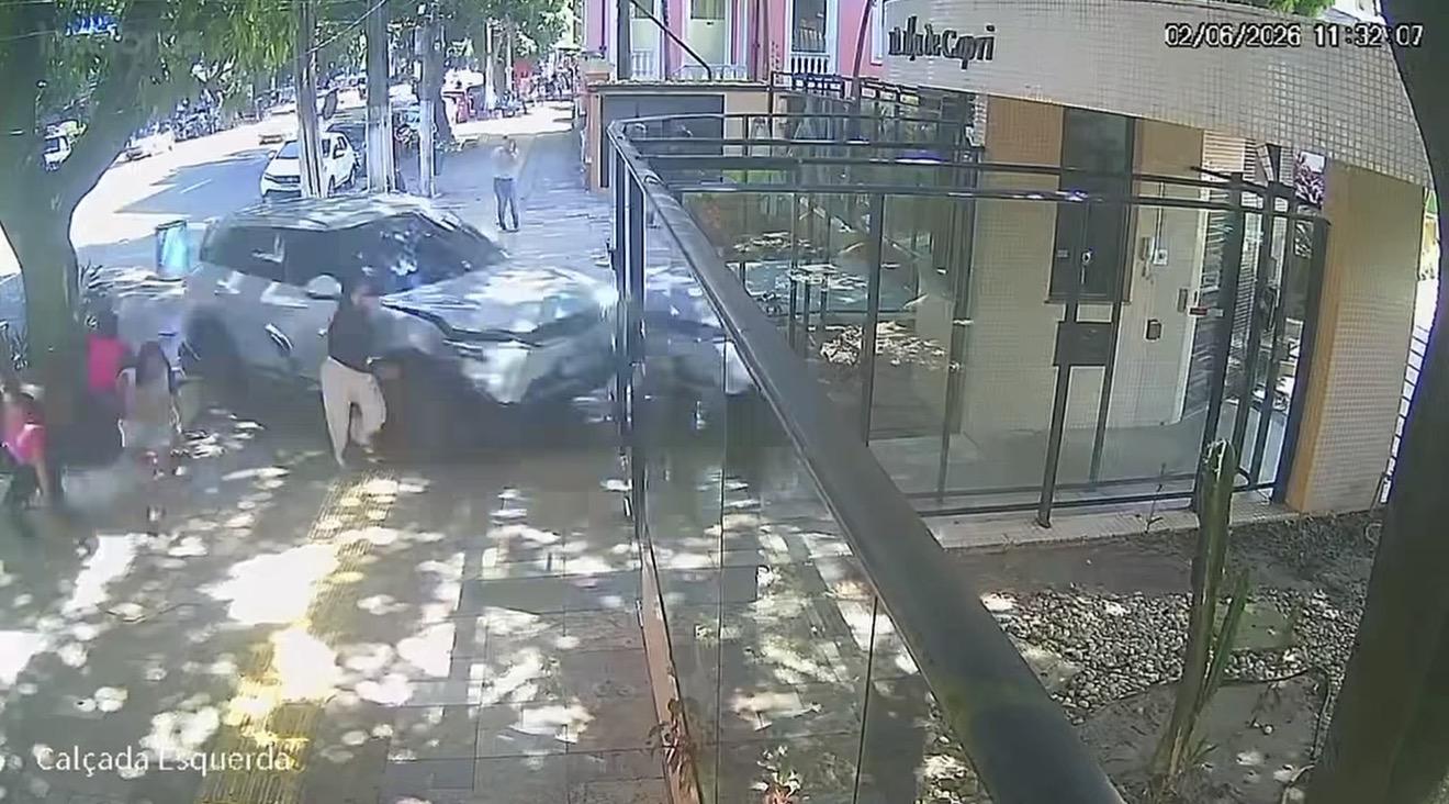 Idosa passa mal, perde controle da direção e invade prédio em Belém
