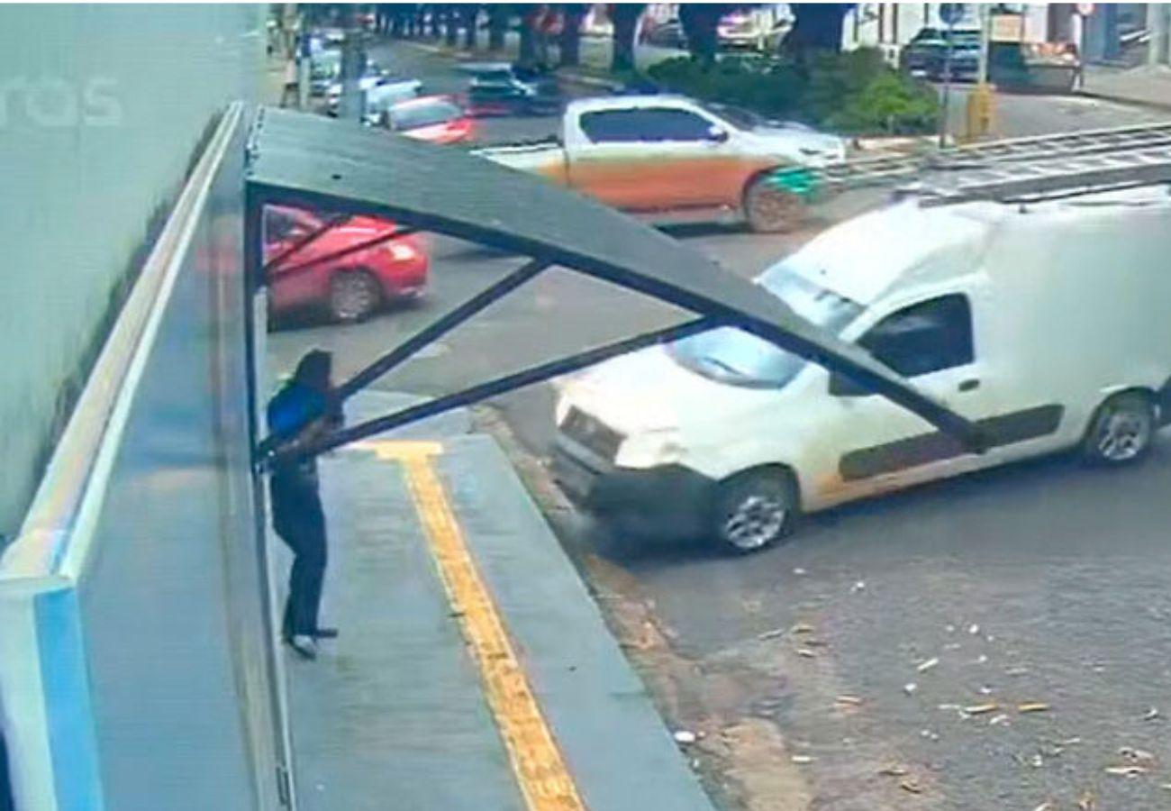 Jovem escapa de ser atingida por carro desgovernado em cruzamento de Santarém