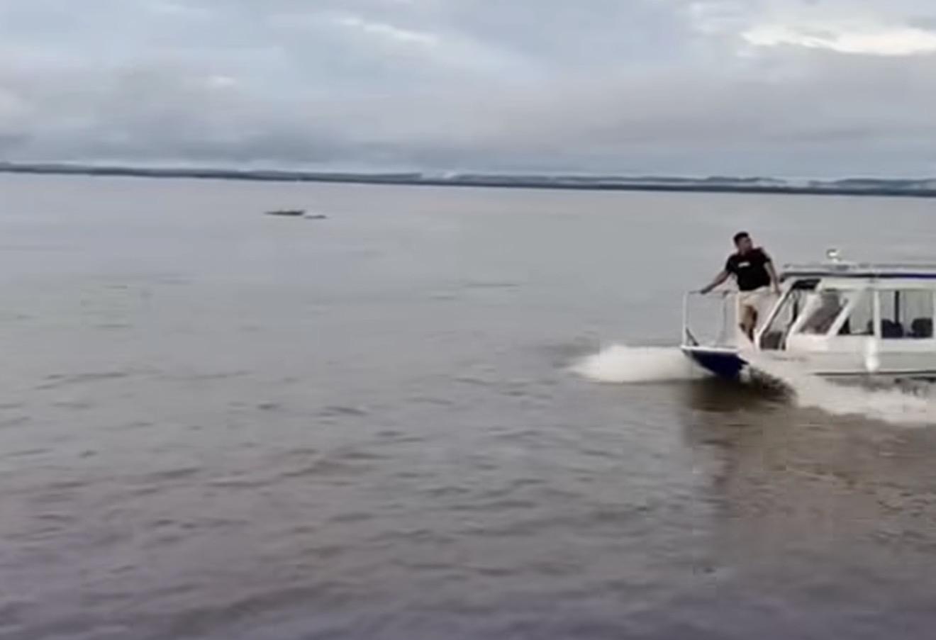 Lancha afunda após se chocar com balsa no rio Amazonas, em Santarém