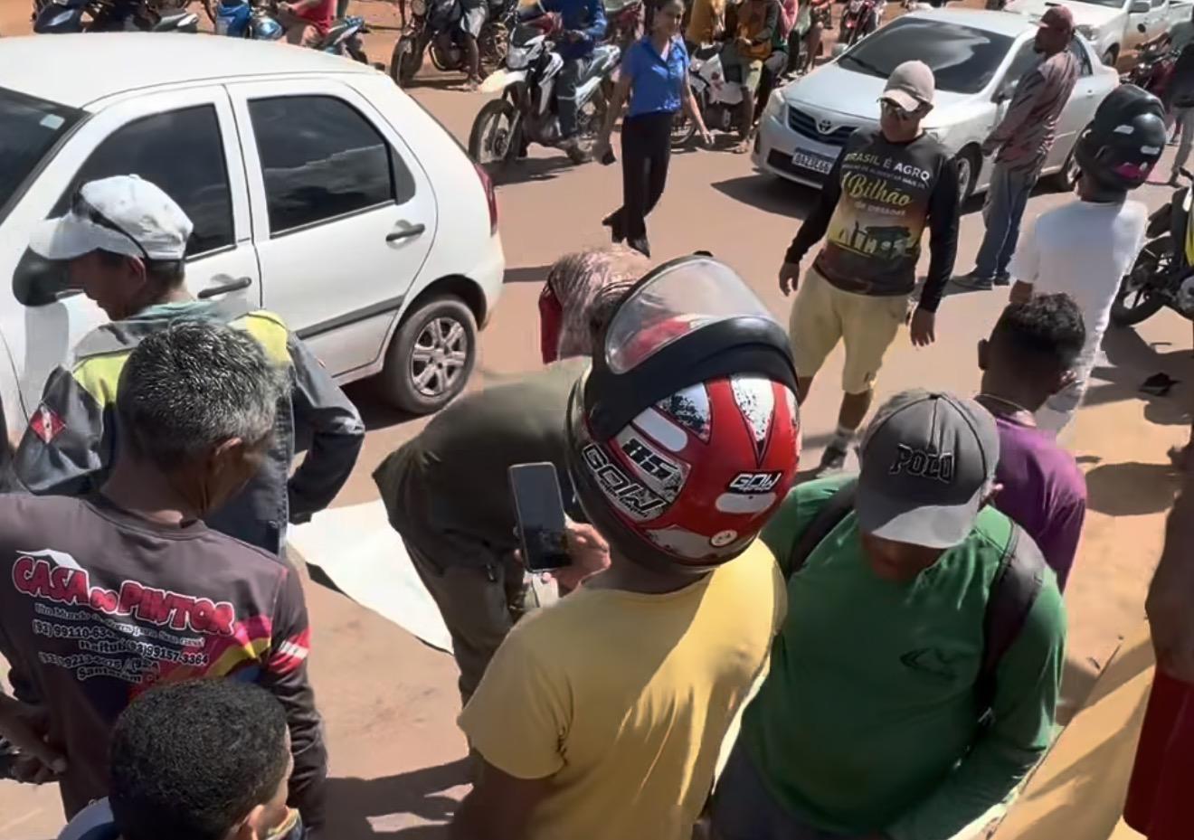 Marido se desespera ao reconhecer corpo da esposa em grave acidente na Transamazônica, em Itaituba