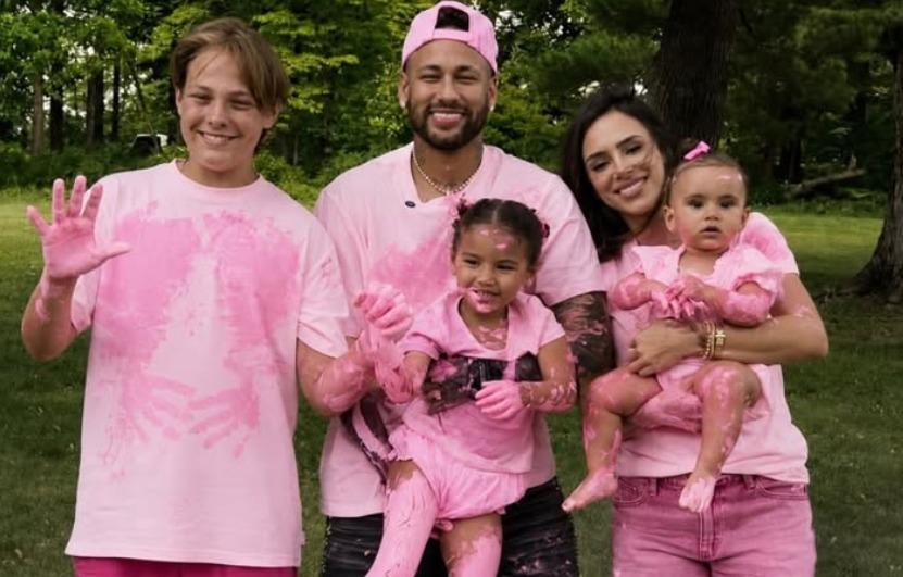 Neymar e Bruna Biancardi anunciam chegada de mais uma filha