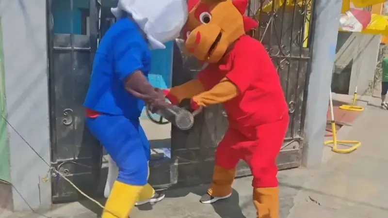 Polícia se disfarça de mascotes da Copa do Mundo para prender suspeito no Peru