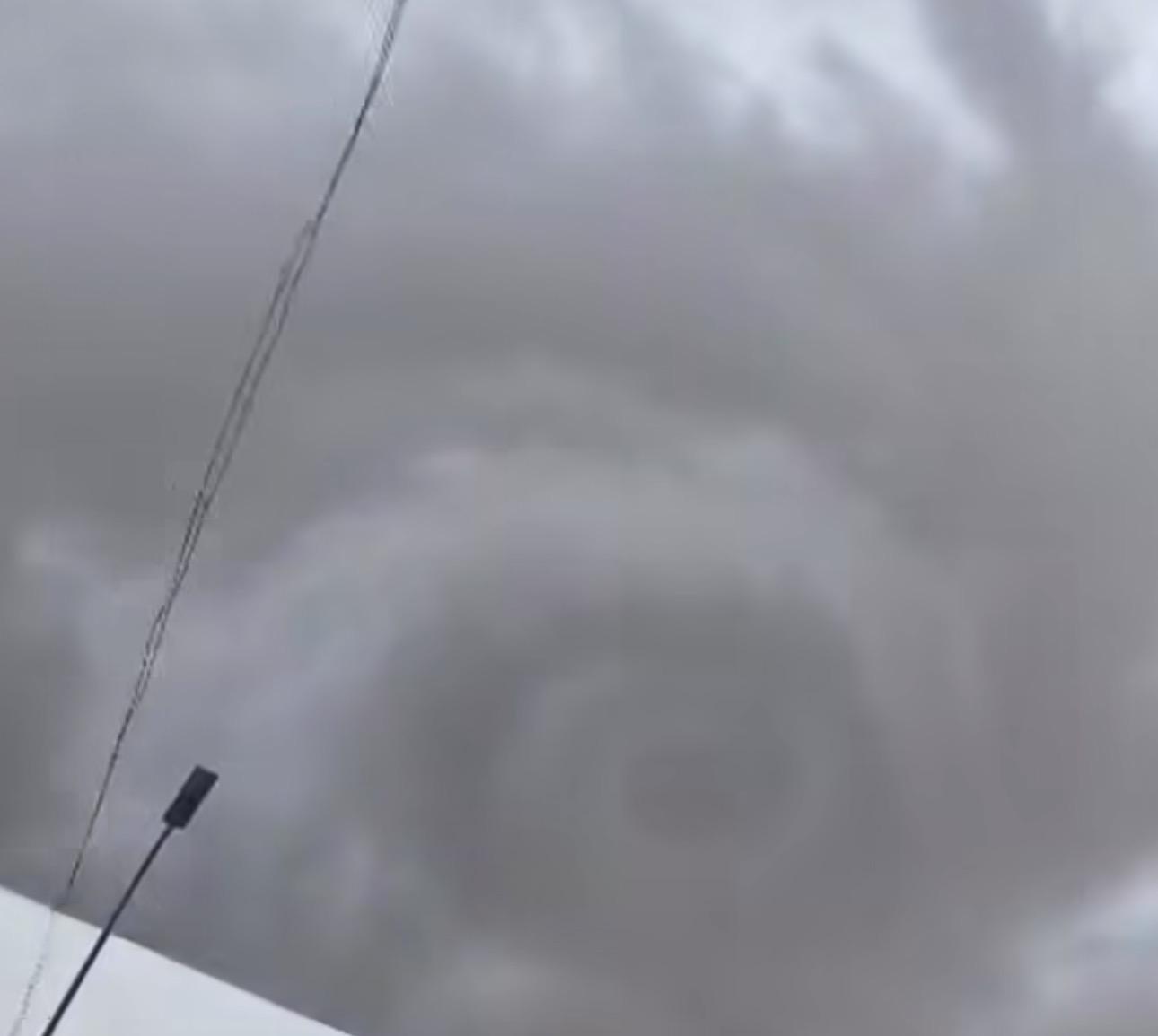 Princípio de tornado causa estragos em São Luís; casas são destelhadas e árvores caem