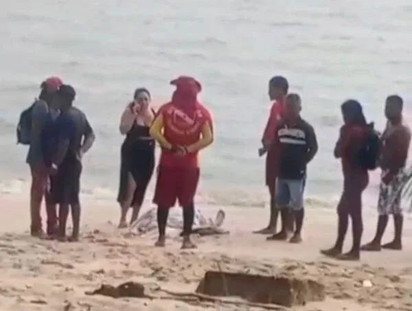 Raio atinge casal em praia e uma pessoa morre na Ilha de Outeiro