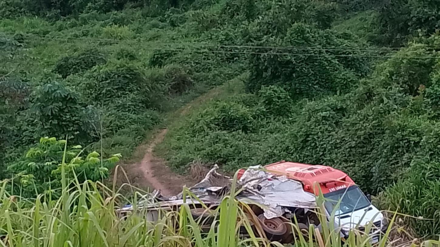 Acidente grave faz caminhão cair em ribanceira na BR-230