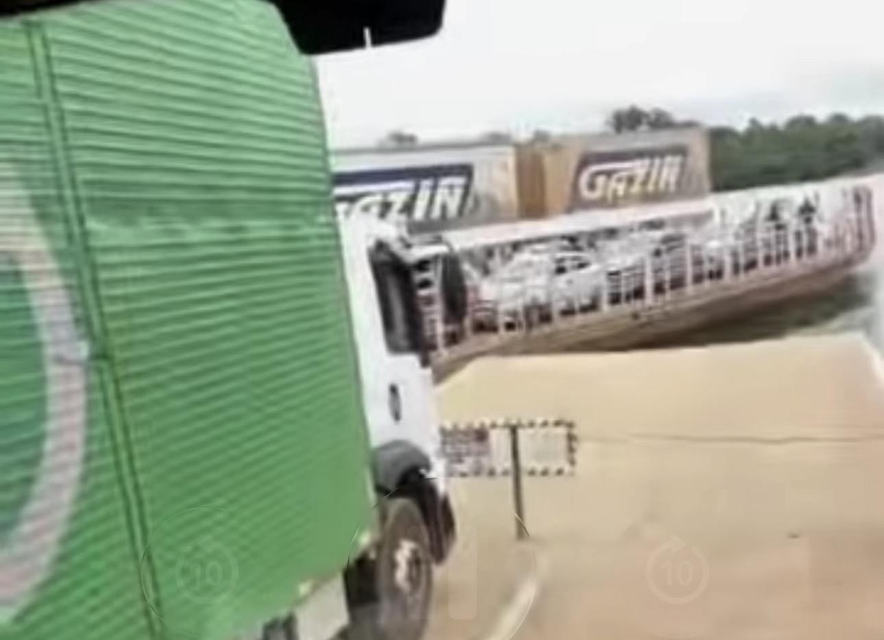 Balsas carregadas de veículos se chocam na travessia de Araguatins, no Rio Araguaia