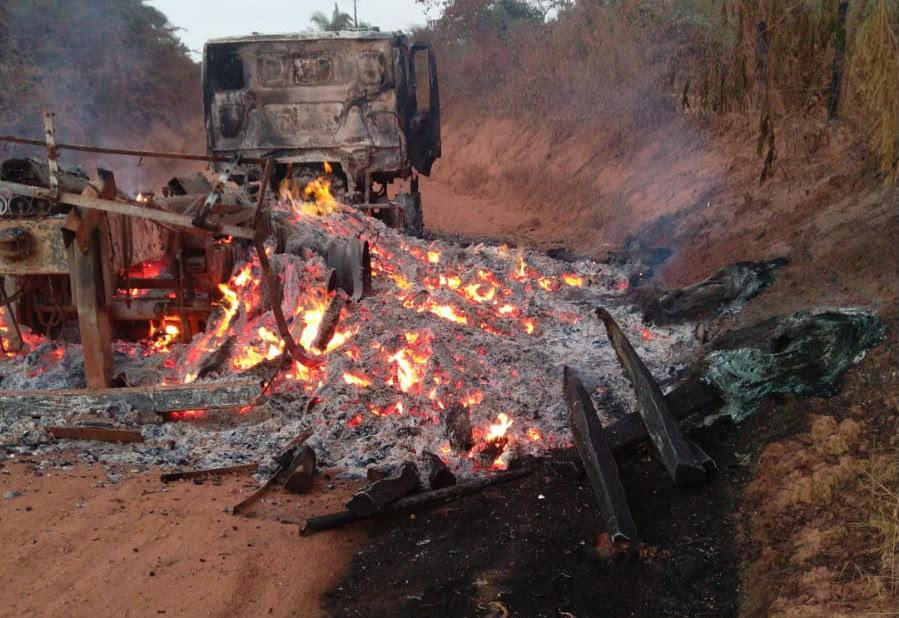 Caminhão carregado de madeira é destruído por incêndio na zona rural de Novo Repartimento
