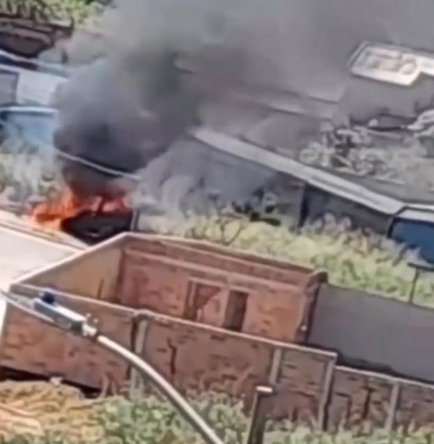 Caminhonete fica destruída após incêndio perto do Morro Céu Azul, em Parauapebas