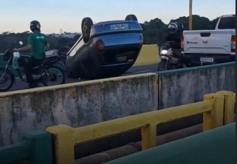 Carro capota na Ponte do Rio Itacaiúnas e provoca lentidão na BR-230, em Marabá