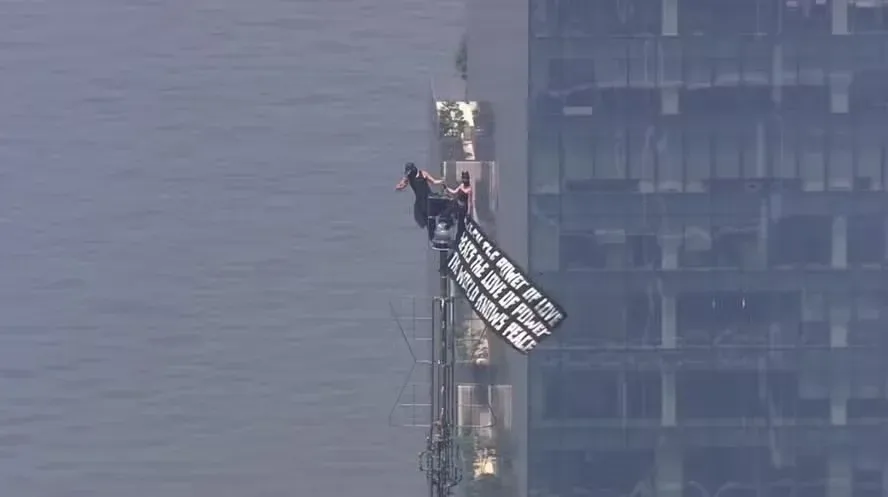Casal é preso após escalar Empire State Building para protesto e pedido de casamento nos EUA