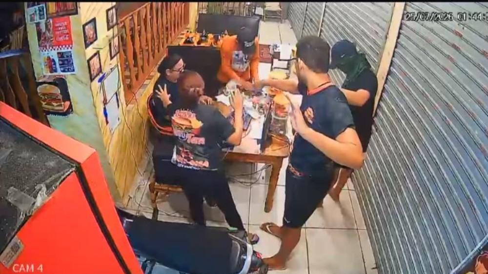 Criminosos armados invadem hamburgueria em Mosqueiro e rendem clientes