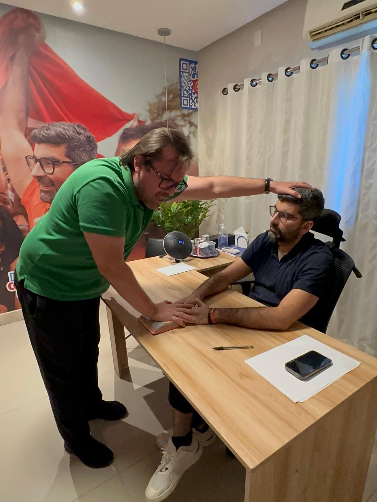 Derrotado em 20 e 22, Vavá Martins impõe mãos sobre cabeça de Dr. Daniel e 'determina' vitória