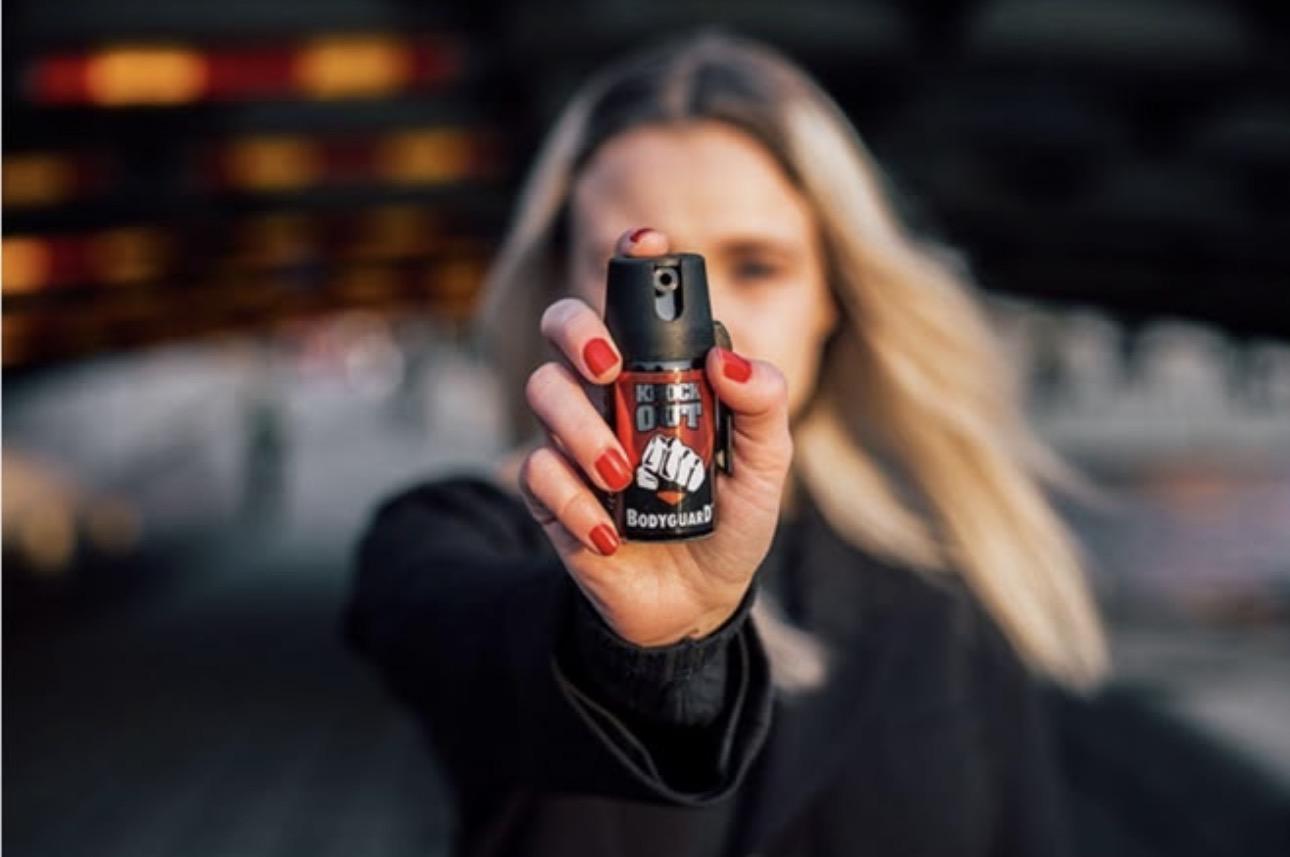 Entra em vigor lei que libera spray de pimenta para defesa pessoal de mulheres no Brasil