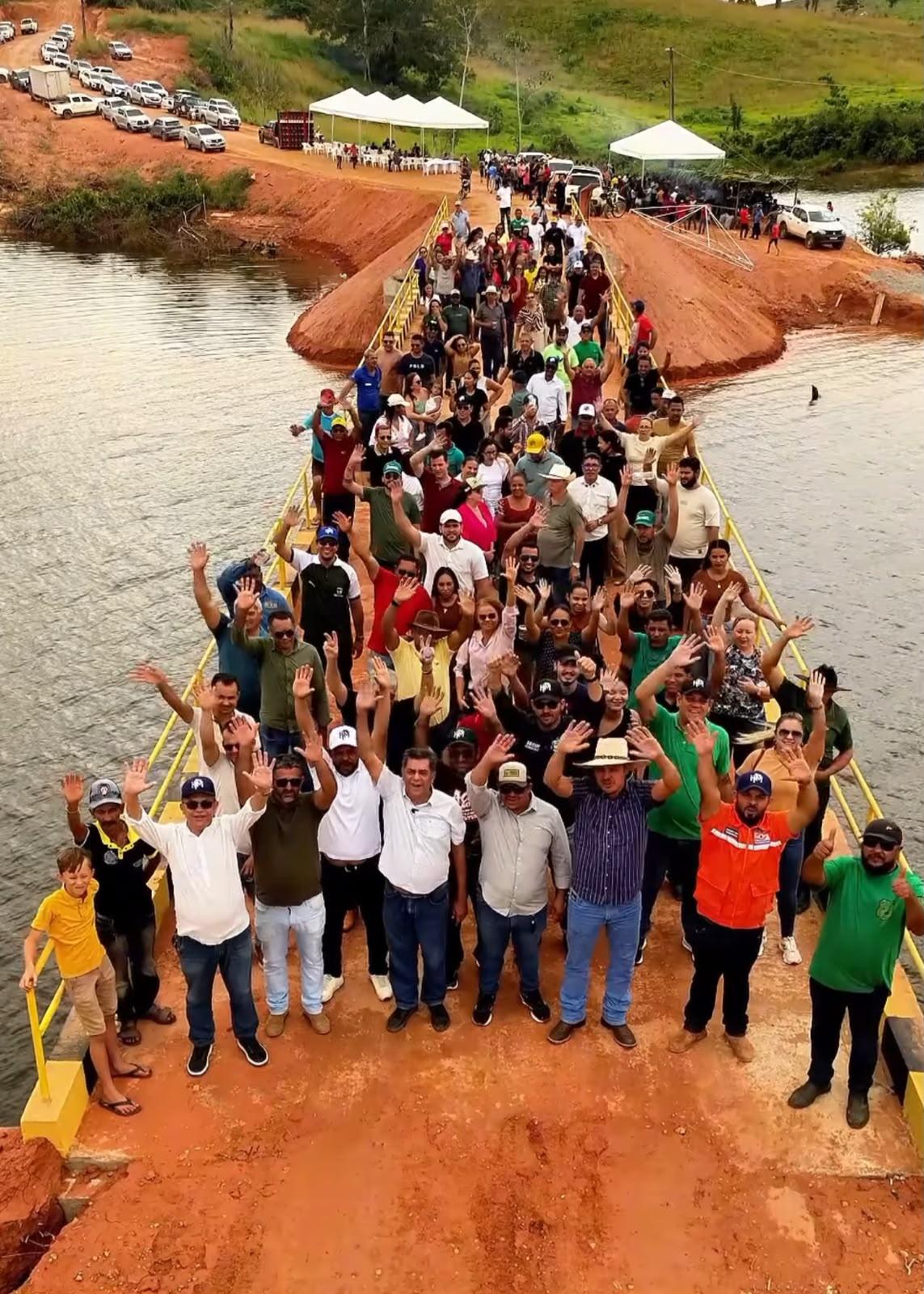Histórico: Valdir Lemes entrega ponte da Estrada Velha em Novo Repartimento