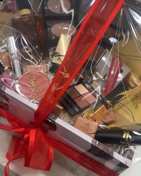     Homem ganha kit de luxo da YSL, presenteia colega de trabalho, esposa descobre e pede divórcio