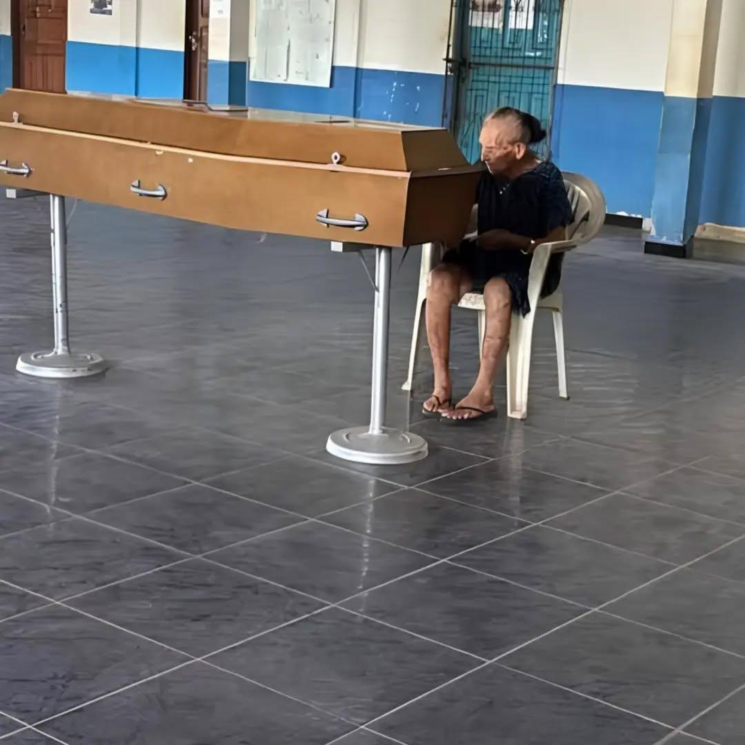 Mãe de 100 anos emociona o Brasil ao velar sozinha filho no Ceará
