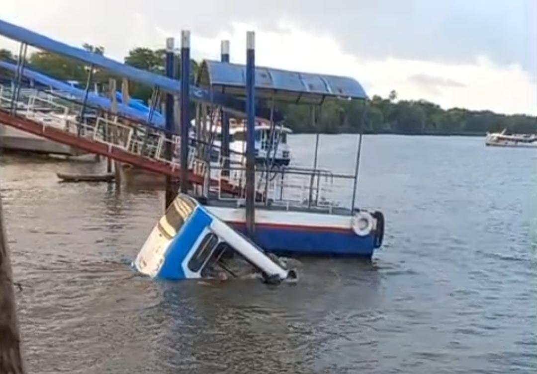 Milagre: todos os passageiros sobrevivem após ônibus afundar no Porto de Barcarena