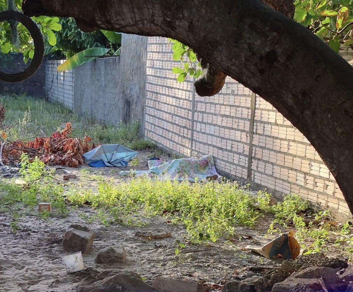 Mulher é encontrada morta sem roupas em terreno de Santarém