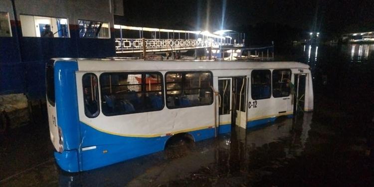 Ônibus é retirado de dentro do rio em Barcarena; não houve vítimas