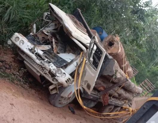 Passageira morre após caminhão descer de ré e atingir veículo em vicinal de Pacajá