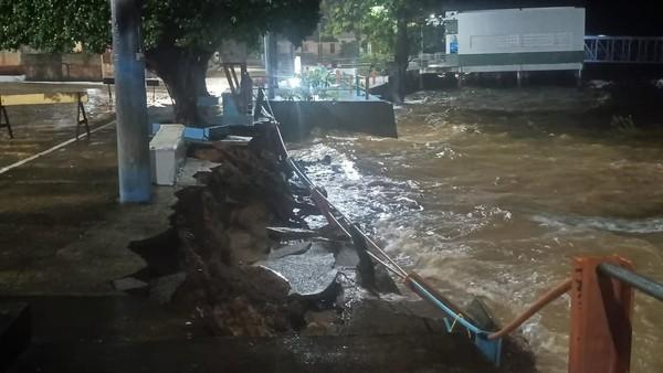 Temporal com forte ventania destrói parte da orla de Terra Santa