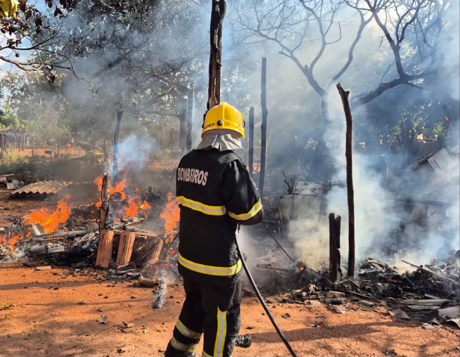 Trágico: Casa é reduzida a cinzas por incêndio em Araguaína