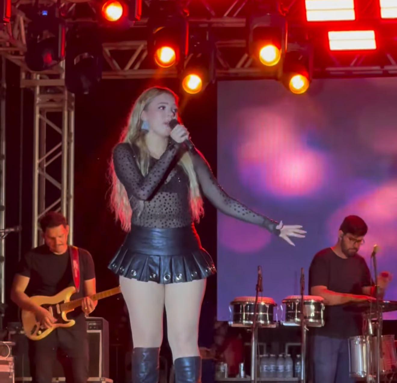 Veraneio de Piçarra: Banda da Loirinha faz a festa e anima público na Praia do Cabral
