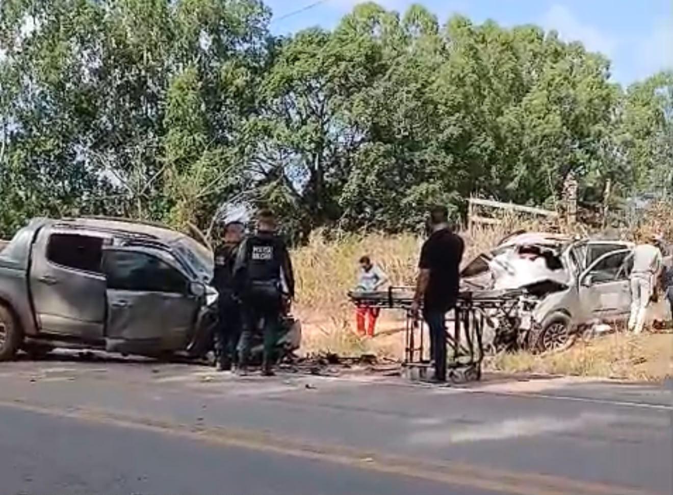 Acidente entre caminhonetes termina em morte na BR-422