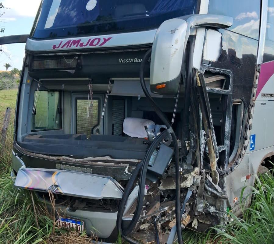 Acidente fatal envolvendo carro e ônibus é registrado entre Eldorado e Marabá