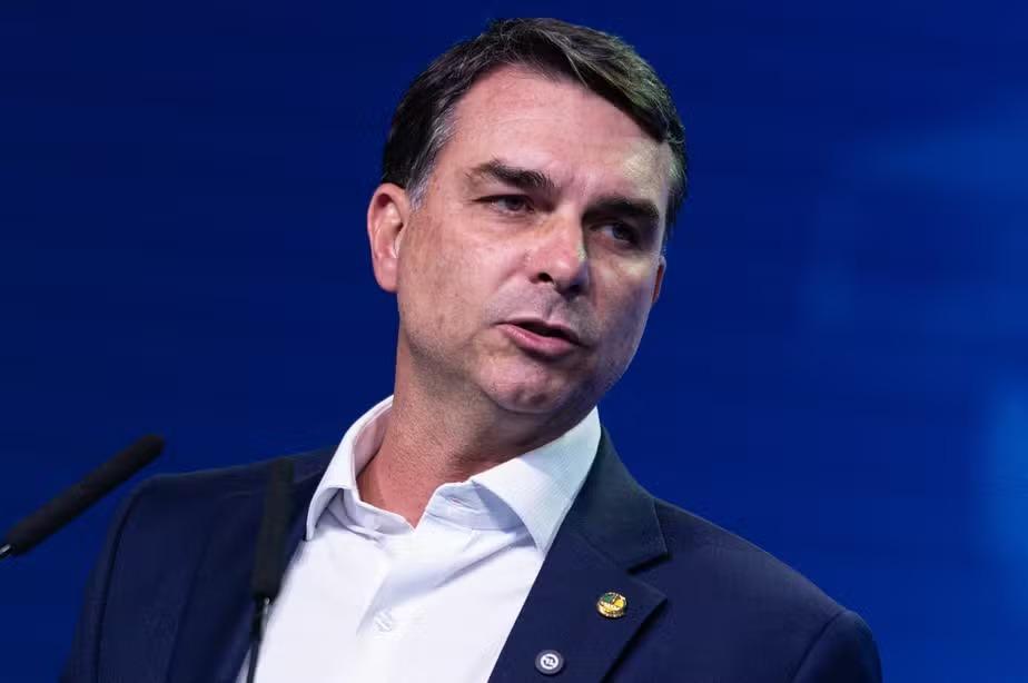 Após polêmica, Flávio Bolsonaro tem candidatura registrada no TSE