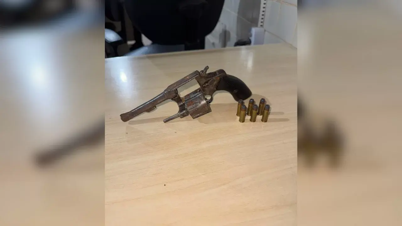 Arma é localizada em quintal de residência após investigação sobre tráfico em Marabá