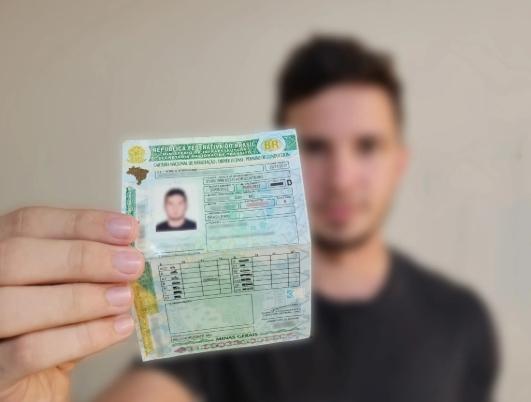 Câmara aprova suspensão e até cassação da CNH para quem abandonar animais usando veículos