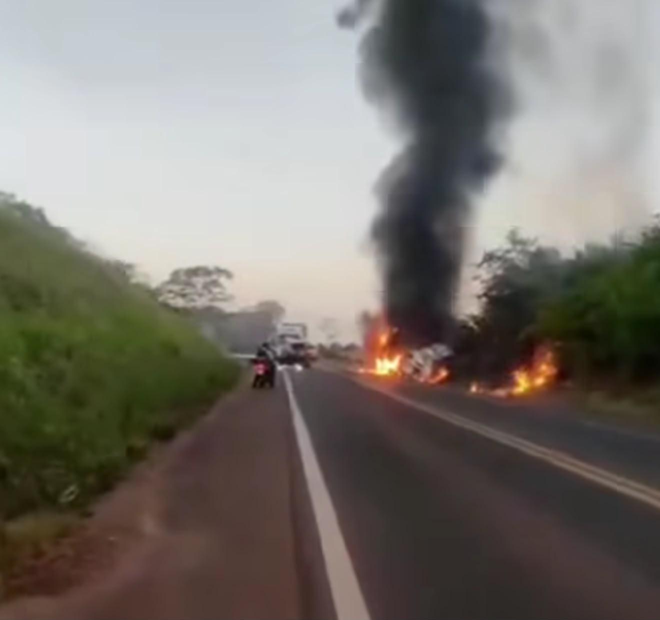 Carreta pega fogo após acidente na BR-010, próximo a Imperatriz