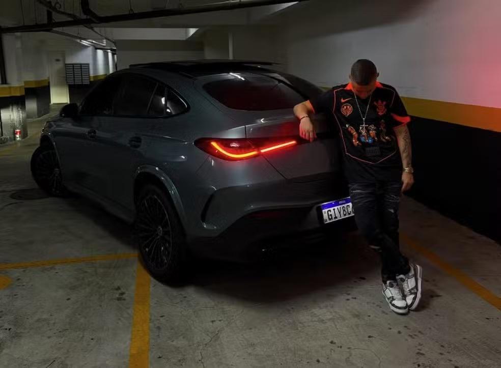 Carro de luxo de Deolane Bezerra é apreendido enquanto era dirigido pelo filho dela em SP