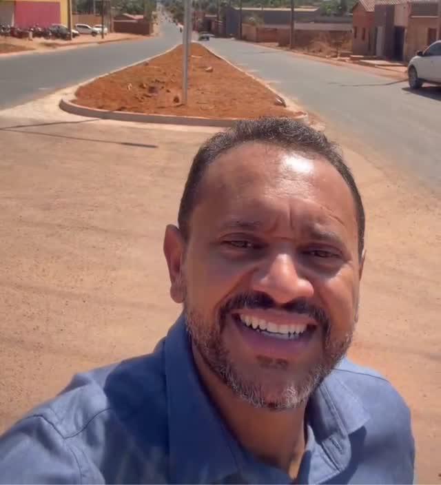 Chão preto chega à Avenida Bahia e Dr. Rener destaca avanço da obra em Redenção