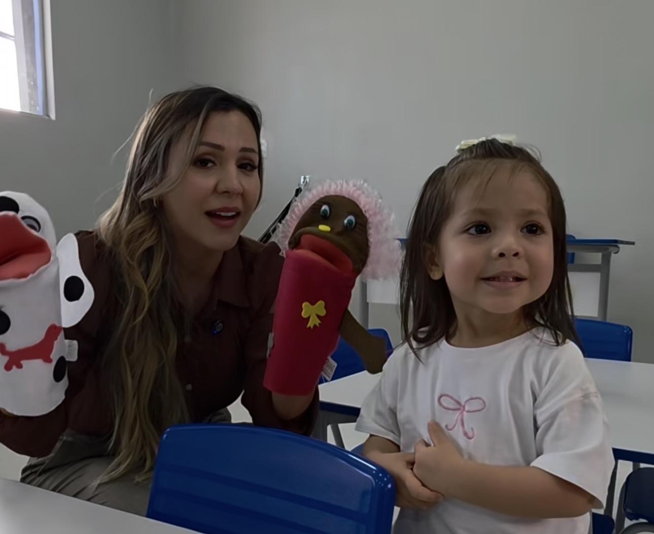 Com a filha no colo, Andréia Siqueira mostra a maternidade ao lado da política