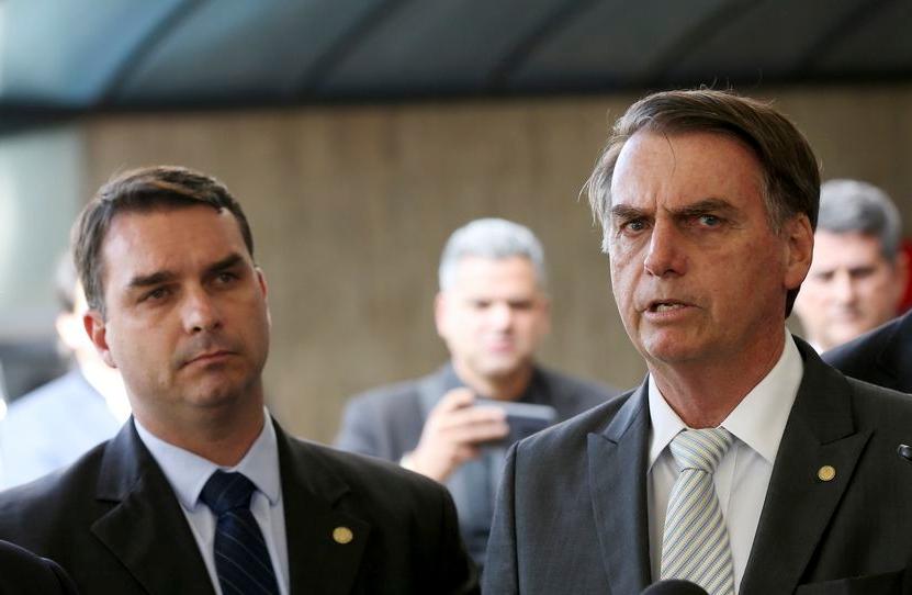 'Logo você sai daí': Em carta, Flávio Bolsonaro afirma que Jair voltará a ser recebido pelo Brasil