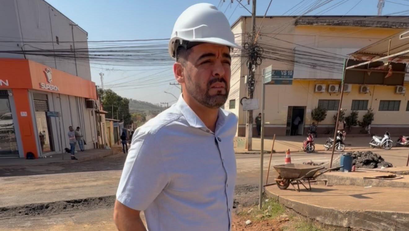 Mãos à obra em Parauapebas: Aurélio vistoria serviços de pavimentação na VS-10