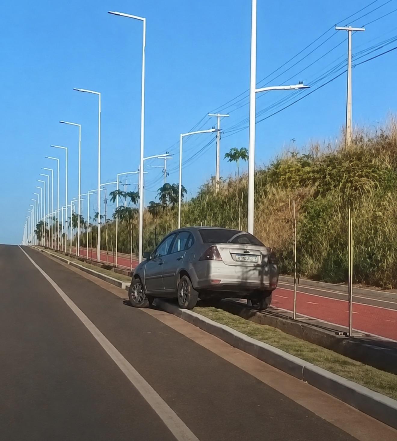 Motorista perde controle de Ford Fiesta e invade canteiro em Canaã dos Carajás