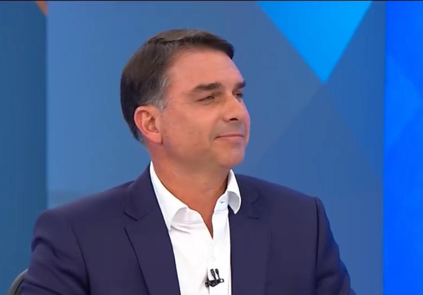 No JN, Flávio Bolsonaro afirma que respeitará resultado das urnas e prevê vitória no 1º turno