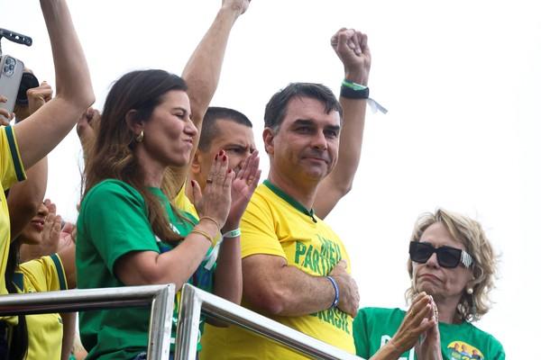 'Nós não vamos desistir do nosso Brasil', diz Flávio Bolsonaro