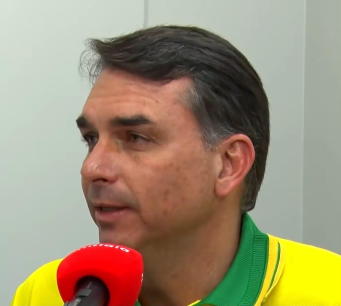 ‘Nós vamos classificar CV, PCC e milícias como terroristas’, afirma Flávio Bolsonaro