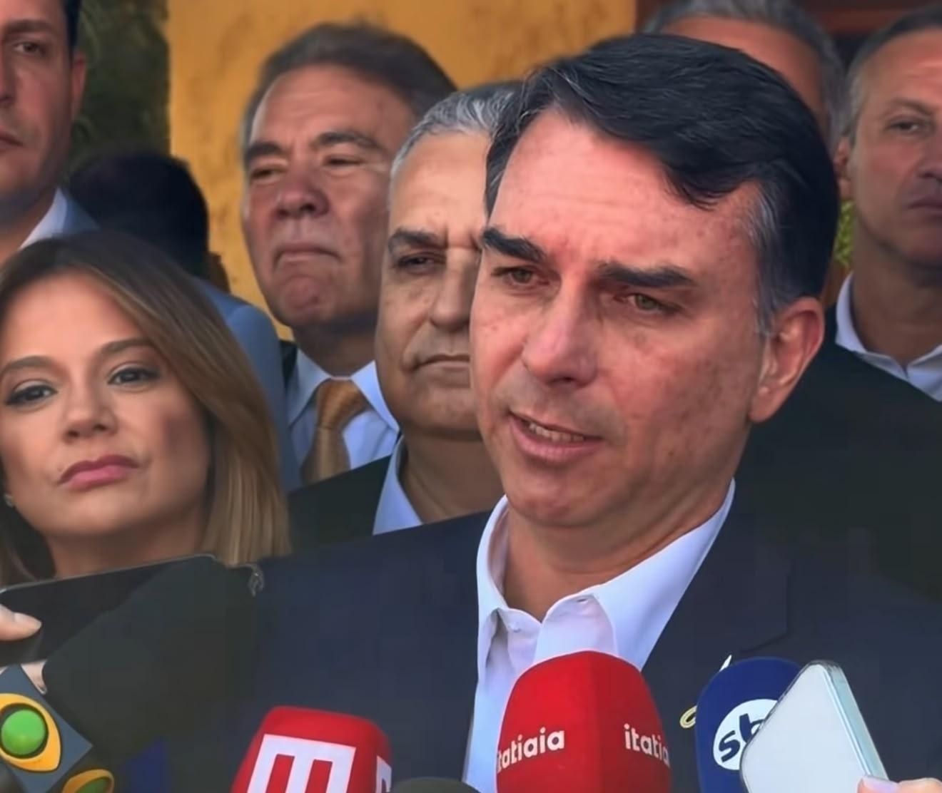 'Nós vamos reduzir a maioridade penal', afirma Flávio Bolsonaro