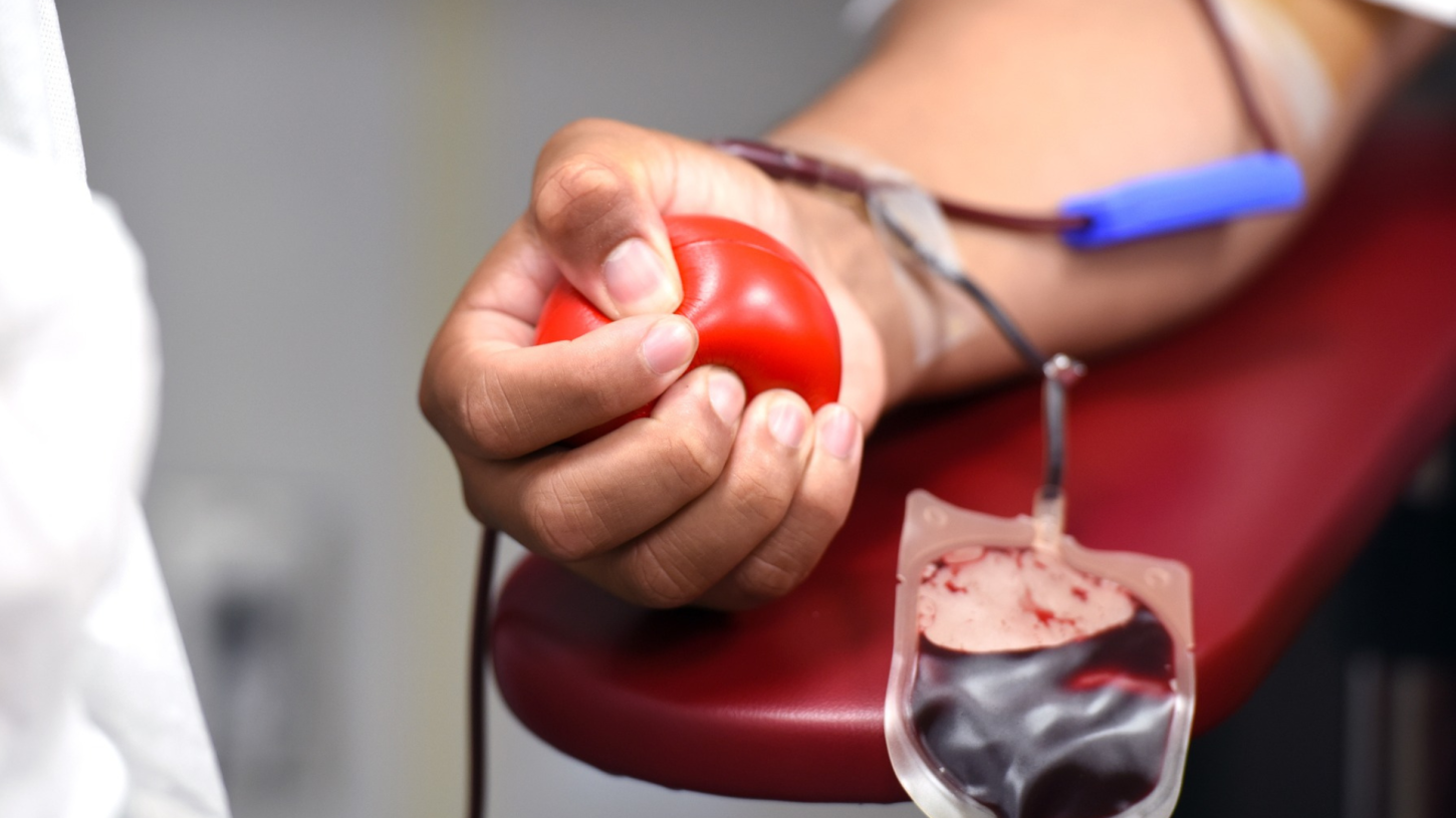 Novas regras para doação de sangue reduzem prazo para quem fez tatuagem e piercing