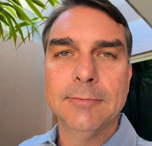 'O sistema vai tentar de tudo para me parar, mas não vai conseguir', diz Flávio Bolsonaro