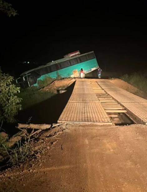 Ônibus sai da pista durante viagem de São Félix do Xingu para Taboca